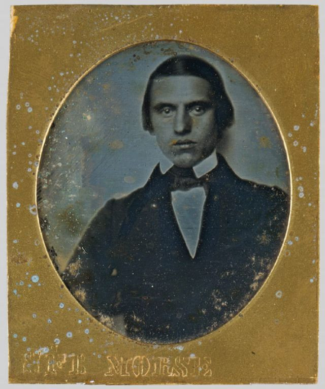 Chân dung của một người đàn ông trẻ không rõ danh tính, chụp năm 1840. Đây là bức ảnh chân dung chụp trong studio cổ nhất còn được lưu giữ đến nay.