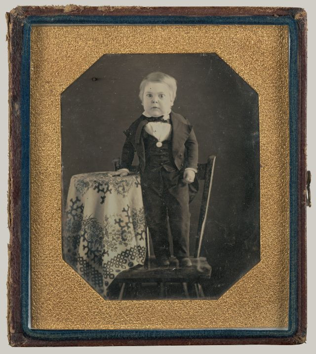 Chân dung diễn viên xiếc nổi tiếng người Mỹ Tom Thumb (1838-1883), chụp năm 1848. Ông thường được nhớ đến với chiều cao 1,02 mét của mình.