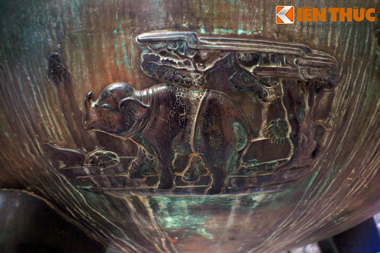 Hình tượng tê giác trên Chương đỉnh được tái hiện trong khung cảnh rừng rậm với những đường nét rất sinh động.