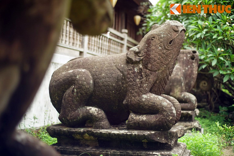 Chùa Phật Tích (huyện Tiên Du, tỉnh Bắc Ninh) được xây năm 1057, là nơi đang bộ tượng 10 linh thú được đánh giá là những tác phẩm điêu khắc có một không hai của thời nhà Lý. Đó là 5 cặp ngựa, tê giác, trâu, voi, sư tử được xếp đối xứng nhau phía trước hành lang tòa Tam Bảo.