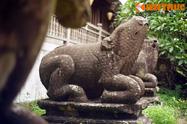 Chùa Phật Tích (huyện Tiên Du, tỉnh Bắc Ninh) được xây năm 1057, là nơi đang bộ tượng 10 linh thú được đánh giá là những tác phẩm điêu khắc có một không hai của thời nhà Lý. Đó là 5 cặp ngựa, tê giác, trâu, voi, sư tử được xếp đối xứng nhau phía trước hành lang tòa Tam Bảo.