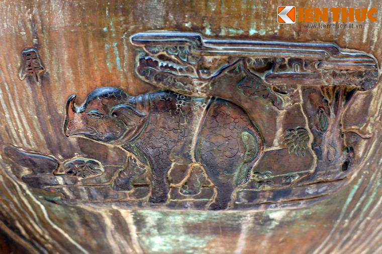 Lớp da tê giác được chạm khắc rất chi tiết với những nếp gấp, một đặc trưng của loài tê giác trong thực tế. Trên đầu tê giác có một chữ "tê", nghĩa là tê giác.