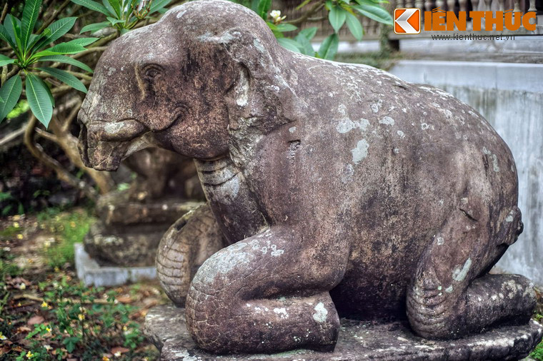 Tượng voi bên phải Tam Bảo bị mất ngà và vòi.