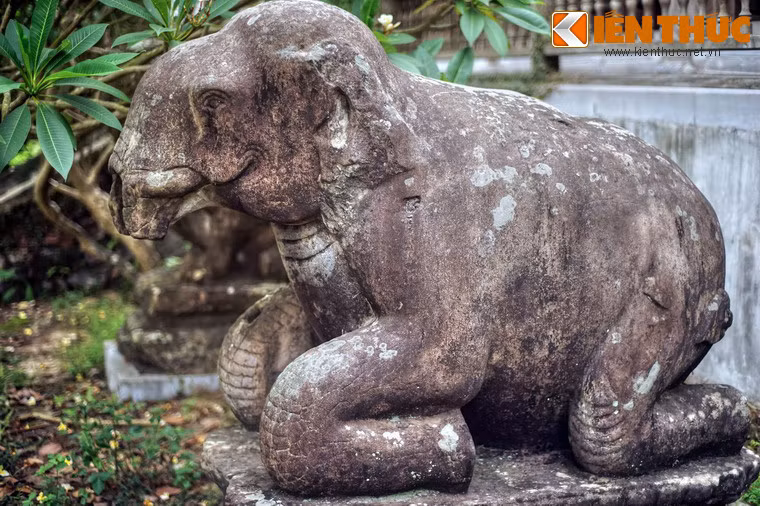 Tượng voi bên phải Tam Bảo bị mất ngà và vòi.