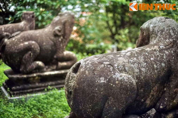 Phần tai ngựa, đuôi, tai và và sừng trâu được làm rời rồi lắp ghép vào thân.