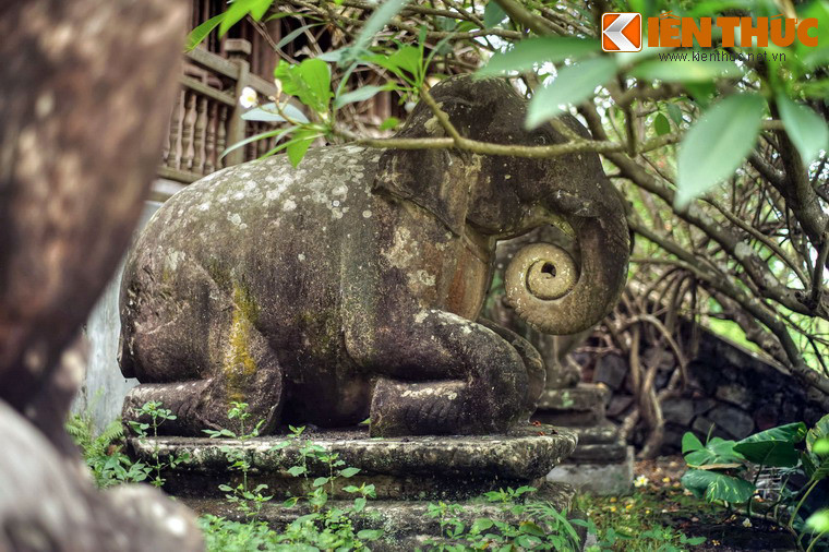 Đây là những hiện vật gốc, độc bản, không tìm thấy tác phẩm tương tự ở bất cứ đâu. 9 trong 10 được tạo tác bằng đá sa thạch nguyên khối, trừ một tượng trâu được ghép từ hai khối đá.