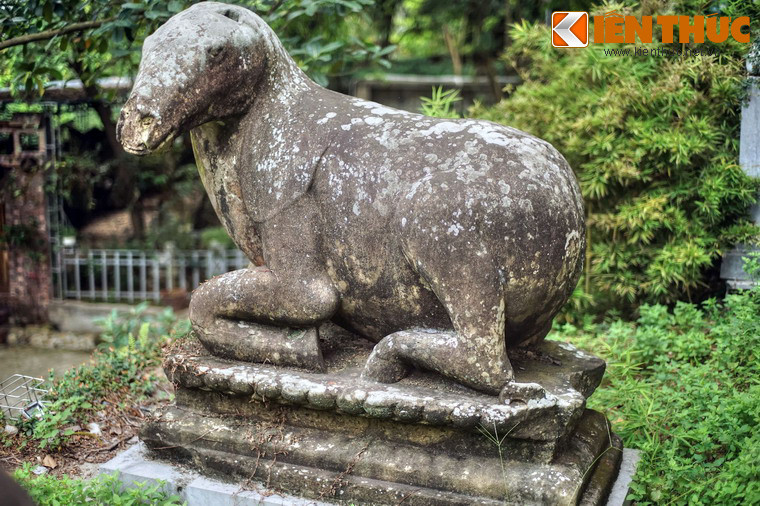 Mỗi linh thú được đặt trên một bệ đá dài 1,7m, rộng 0,8m và cao 0,36m. Mặt trên của bệ đá tạc nổi hình cánh hoa sen cách điệu.