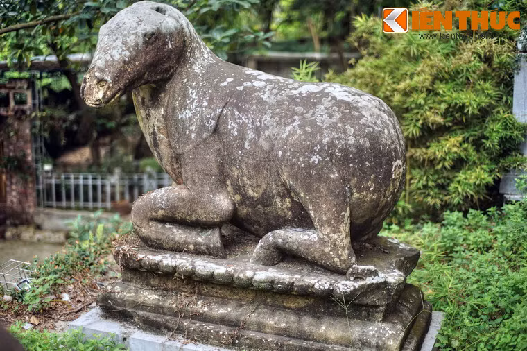 Mỗi linh thú được đặt trên một bệ đá dài 1,7m, rộng 0,8m và cao 0,36m. Mặt trên của bệ đá tạc nổi hình cánh hoa sen cách điệu.