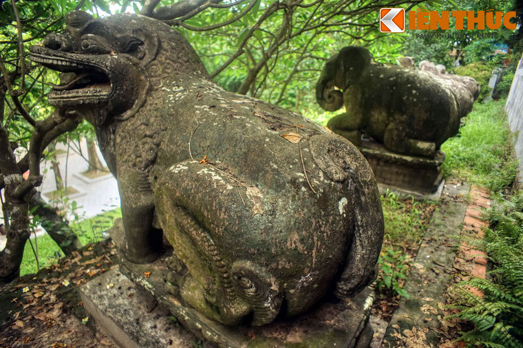 Cụ thể, sư tử biểu tượng của sức mạnh bảo hộ Phật pháp, thường được đặt hai bên lối vào chùa chiền.