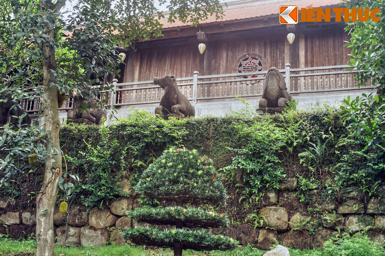 Theo văn bia “Vạn Phúc đại thiền tự bi” dựng năm 1686 nói về việc xây chùa Phật Tích thì các bức tường này được tạc cùng thời điểm xây dựng chùa. Trên bia có đoạn khắc: "Điện ấy đã rộng, lại to, sáng sủa và lớn. Trên bậc thềm đằng trước có bày 10 con thú, phía sau có ao rồng...".