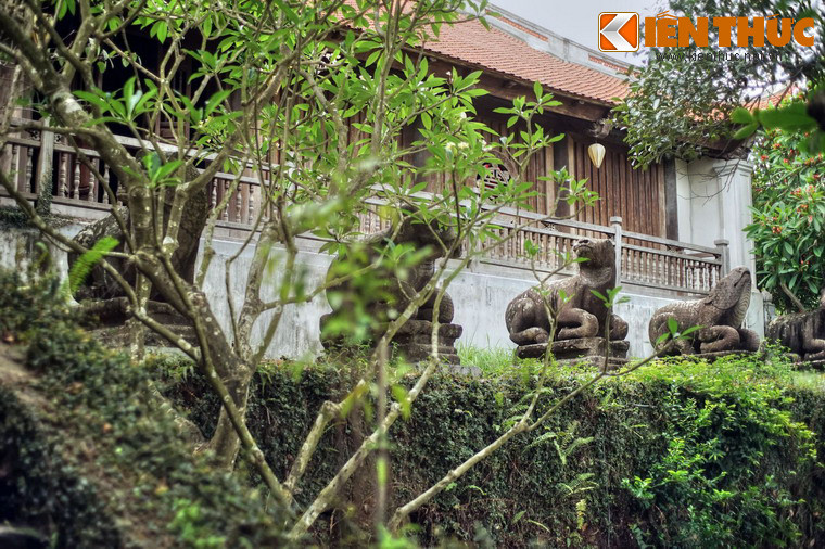 10 linh thú chùa Phật Tích gồm 5 cặp ngựa, tê giác, trâu, voi, sư tử được xếp đối xứng nhau phía trước hành lang tòa Tam Bảo.