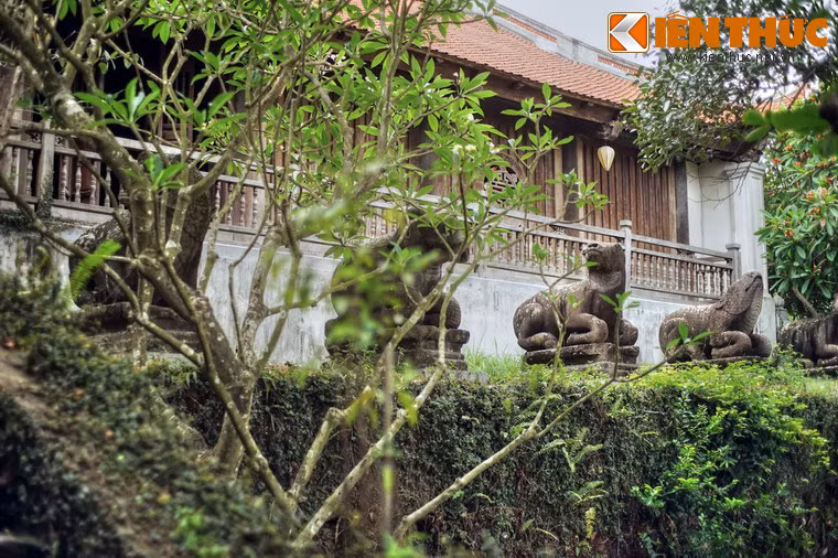 10 linh thú chùa Phật Tích gồm 5 cặp ngựa, tê giác, trâu, voi, sư tử được xếp đối xứng nhau phía trước hành lang tòa Tam Bảo.