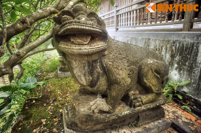 Mỗi linh thú lại được tạo hình với những nét đặc sắc riêng, trong đó tượng sư tử có nhiều nét khác biệt với các linh thú còn lại. Tư thế sư tử không phủ phục hoàn toàn mà hơi nhoài về phía trước, đầu quay sang lối vào Tam bảo..