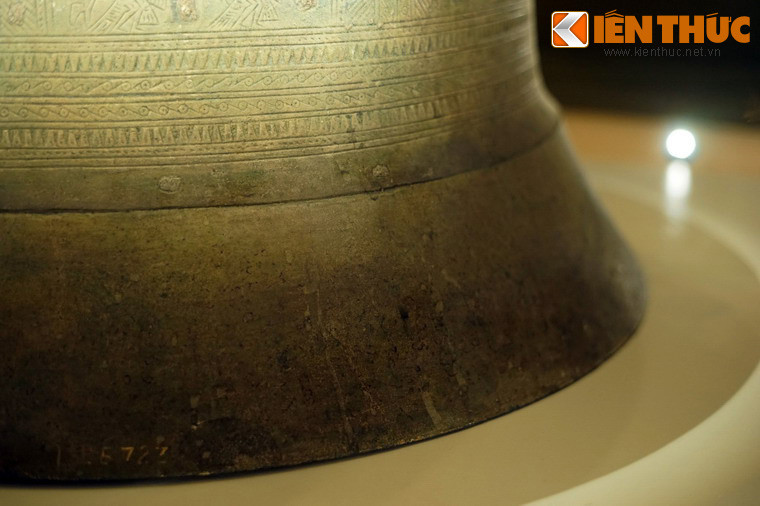 Chân trống không trang trí.