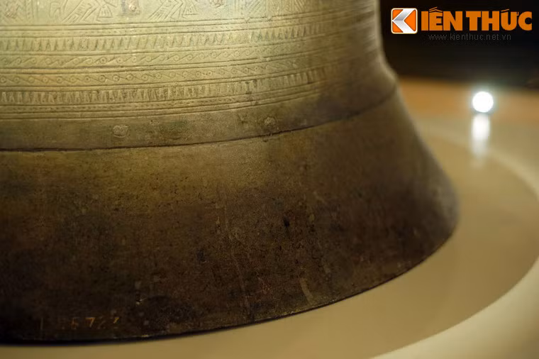 Chân trống không trang trí.