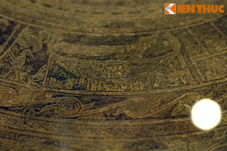 Nhóm thứ tư là nhà sàn có mái cong có hiên, trên nóc có một con chim mào mắt to, đuôi dài. Trong nhà có hai người ngồi đối diện, đang hát giao duyên hoặc chơi trò chồng nụ chồng hoa. Đầu hồi phải có một người ngồi đánh trống, đầu hồi đối diện có trống đồng hoặc bình đồng.