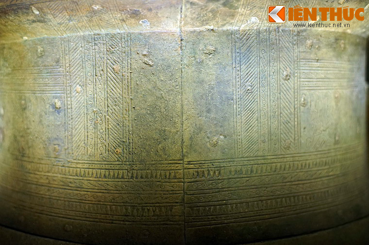 Vành số 2, 7 là hoa văn chấm nổi, vành số 3, 6 là hoa văn răng cưa, vành số 4, 5 là hoa văn vòng tròn tiếp tuyến. Dọc thân trống có hai đường gờ là dấu vết khuôn đúc.