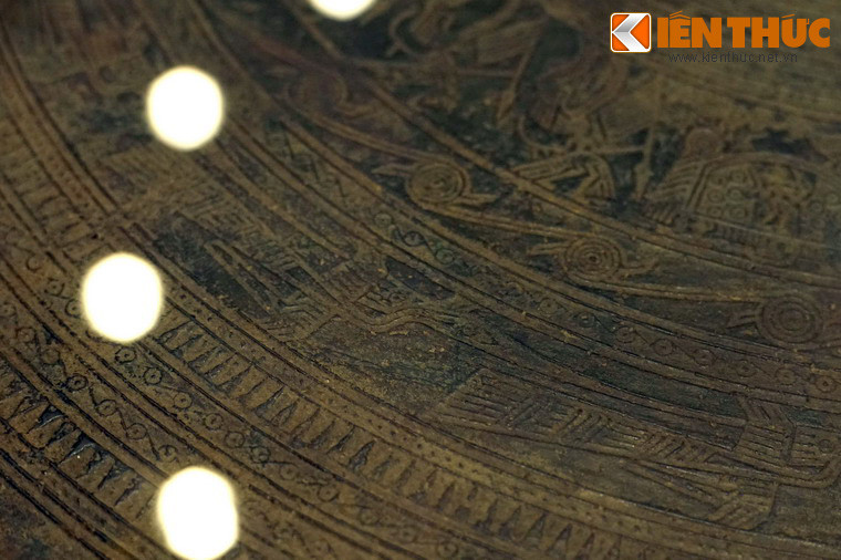 Vành số 9 là 14 con chim lạc bay ngược chiều kim đồng hồ.