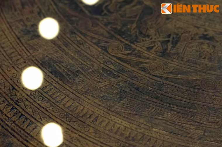 Vành số 9 là 14 con chim lạc bay ngược chiều kim đồng hồ.