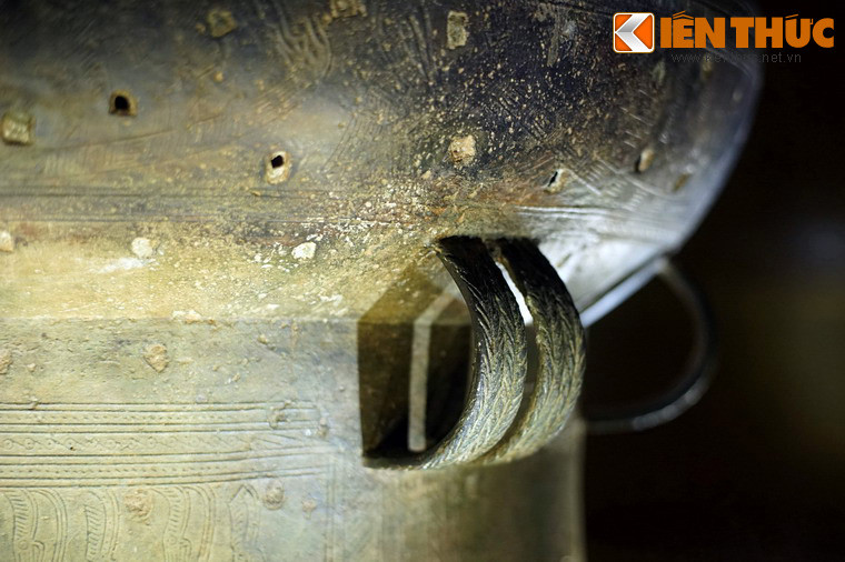 Trống có bốn quai dẹt trang trí văn bông lúa.