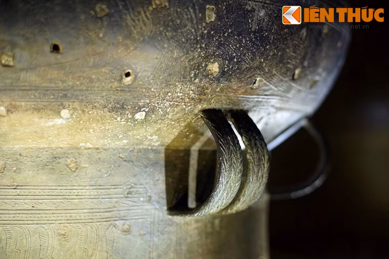 Trống có bốn quai dẹt trang trí văn bông lúa.