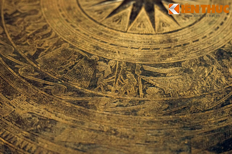 Nhóm thứ ba là hình hai người giã gạo.