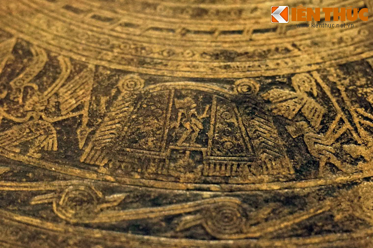 Riêng vành số 6 trang trí hình người nhảy múa, nhà cầu mùa mái vòm, người giã gạo, nhà sàn mái cong, cảnh đánh trống đồng... đối xứng qua tâm, chia thành 5 nhóm.