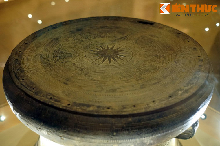 Theo giám định, chiếc trống đồng Đông Sơn này có niên đại khoảng 2.000 - 2.500 năm trước. Đường kính mặt trống là 78,5 cm, đường kính chân 79,9 cm, cao 61,5 cm. Mặt trống trang trí hình mặt trời 6 tia, giữa các tia trang trí hoa văn lống đuôi chim công, tiếp đến là 15 vành hoa văn.