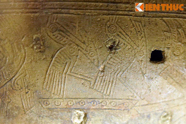 Giữa mỗi con thuyền có hai đến bốn con chim có mào, mỏ dài, chân cao, đuôi dài, con nọ đứng trên lưng con kia (như đang đạp mái). Dưới thuyền có con chim mỏ dài ngậm cá.