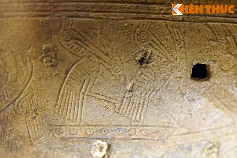 Giữa mỗi con thuyền có hai đến bốn con chim có mào, mỏ dài, chân cao, đuôi dài, con nọ đứng trên lưng con kia (như đang đạp mái). Dưới thuyền có con chim mỏ dài ngậm cá.