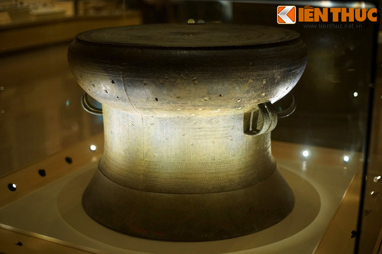 Trống Hoàng Hạ được phát hiện khi đào mương tại thôn Hoàng Hạ, huyện Phú Xuyên, tỉnh Hà Đông (nay là xã Văn Hoàng, huyện Phú Xuyên, thành phố Hà Nội) vào năm 1937. Trống được lưu giữ tại bảo tàng Louis Finot (nay là Bảo tàng Lịch sử Quốc gia) ngay sau khi phát hiện.