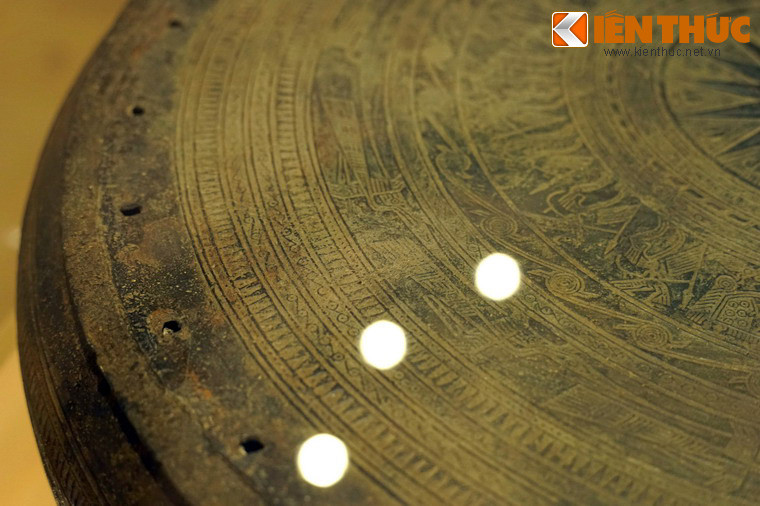 Viền mặt trống có 30 vết con kê cách đều nhau. Đây là những chứng tích quan trọng góp phần hé lộ về kỹ thuật đúc trống đồng của cư dân Đông Sơn.