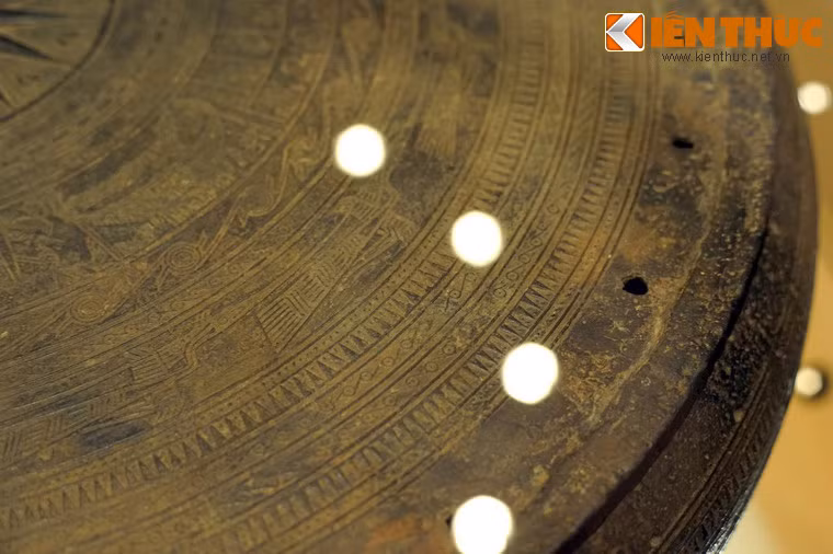 Vành số 1, 5, 10,15 là hoa văn chấm nổi nhỏ, vành số 2, 4, 8, 12, 13 là vòng tròn chấm giữa có tiếp tuyến, vành số 3 là hoa văn hình chữ S gấp khúc liên tiếp, vành số 7 là hoa văn vòng tròn đồng tâm có tiếp tuyến, phía ngoài trang trí vạch ngắn, vành số 11, 14 trang trí văn răng cưa...