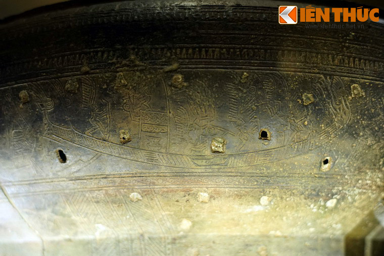 Vành số 5 là 6 hình thuyền, đầu thuyền và đuôi thuyền trang trí hình đầu chim, thuyền số 1 và số 6 có 7 người, thuyền 2, 4, 5 có 6 người, thuyền 3 có 5 người (thuyền trưởng, thủy thủ, người cầm lái, người bắn tên, thủy quân...).