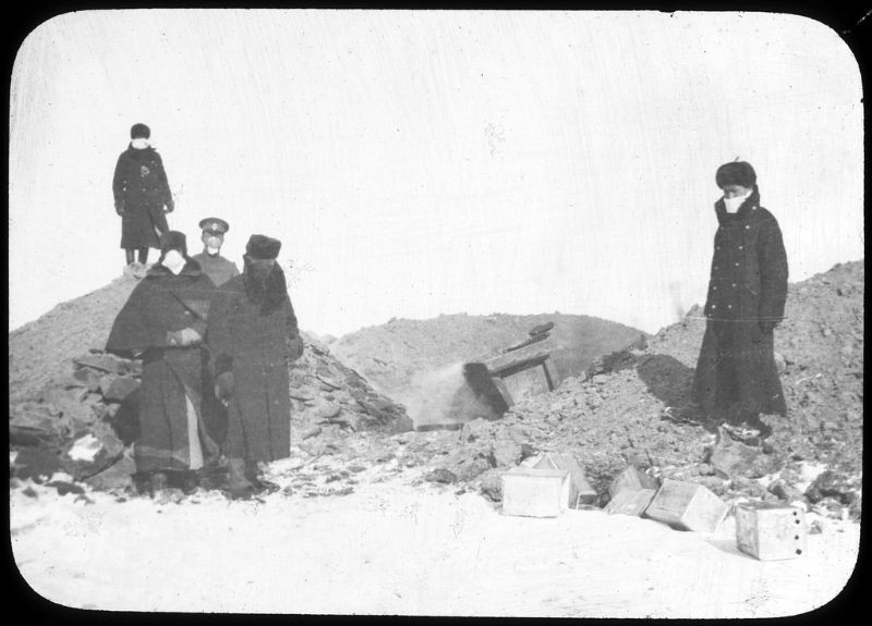 Quan chức địa phương kiểm tra một khu vực hỏa táng ở Cáp Nhĩ Tân. Ảnh: Ralph Repo Flickr.