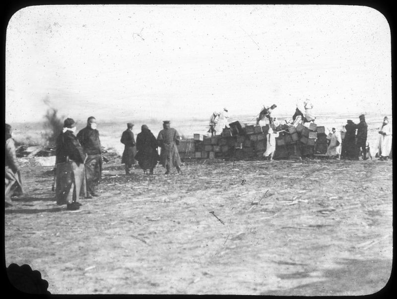 Quan tài được xếp chồng lên nhau tại bãi hỏa táng. Ảnh: Ralph Repo Flickr.