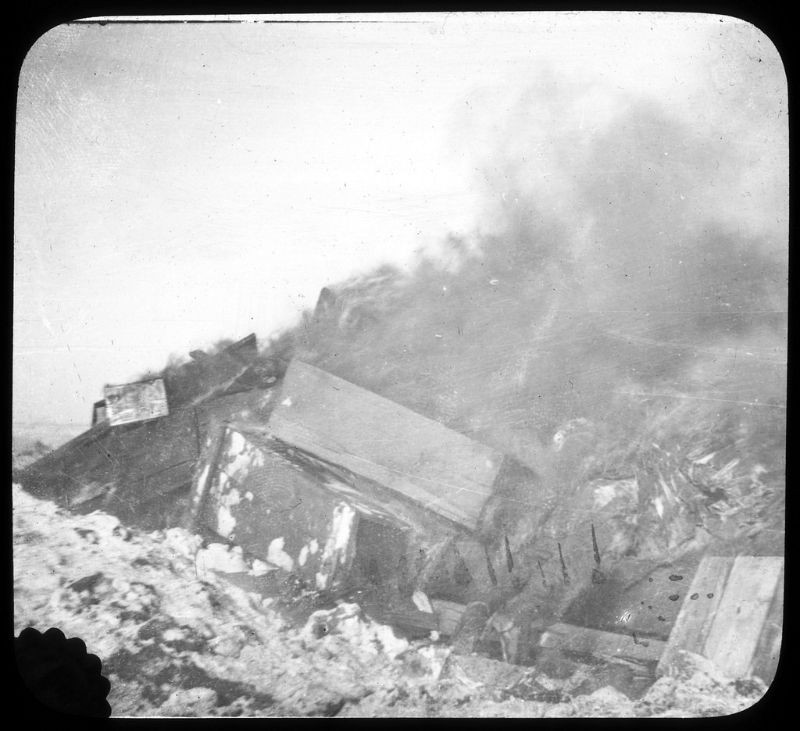 Những cỗ quan tài bốc cháy tại một điểm hỏa táng ở Cáp Nhĩ Tân. Ảnh: Ralph Repo Flickr.