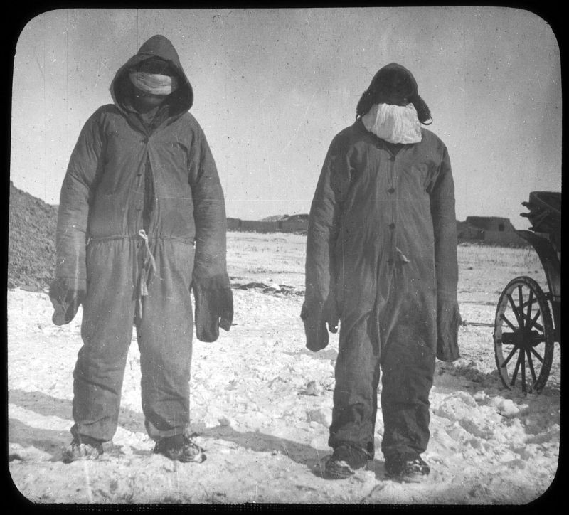 Hai nhân viên thực hiện công việc hỏa táng. Ảnh: Ralph Repo Flickr.