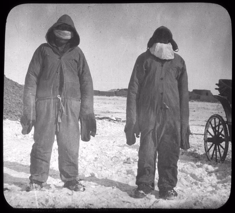 Hai nhân viên thực hiện công việc hỏa táng. Ảnh: Ralph Repo Flickr.