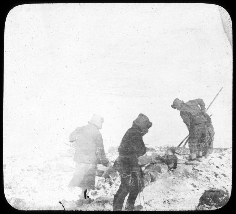 Xử lý thi thể trước khi hỏa táng. Ảnh: Ralph Repo Flickr.