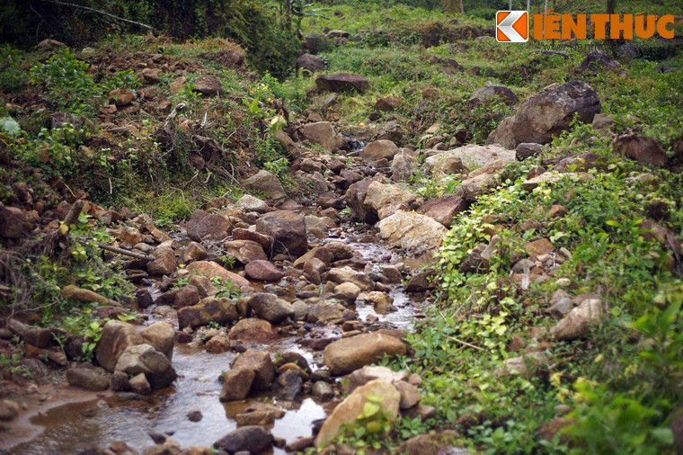 Nước được dẫn về làng bằng những dòng suối nhỏ, lòng suối đều được xếp bằng đá chồng lên nhau - một điều hiếm thấy ở các làng cổ người Việt.