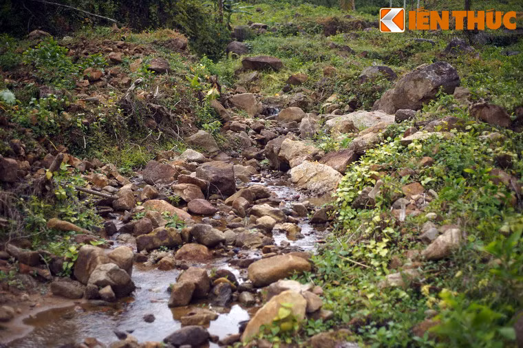 Nước được dẫn về làng bằng những dòng suối nhỏ, lòng suối đều được xếp bằng đá chồng lên nhau - một điều hiếm thấy ở các làng cổ người Việt.