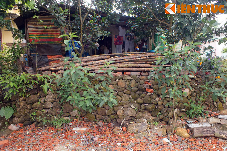 Sau năm 1945, vì nhiều lẽ khác nhau, trong đó có một trận dịch bệnh đã làm chết nhiều người, cư dân làng phải chuyển xuống vị trí làng hiện giờ cách đó không xa.