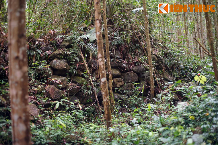 Chu vi của làng gần 2 cây số vuông, được vây bọc bởi một hệ thống thành bằng đá rất vững chắc, mặt thành rộng 1m, cao 2,5m. Ngày nay nhiều đoạn tường thành trong rừng rậm vẫn còn được bảo tồn khá nguyên vẹn.