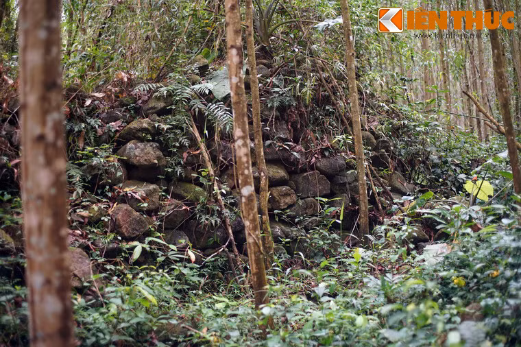 Chu vi của làng gần 2 cây số vuông, được vây bọc bởi một hệ thống thành bằng đá rất vững chắc, mặt thành rộng 1m, cao 2,5m. Ngày nay nhiều đoạn tường thành trong rừng rậm vẫn còn được bảo tồn khá nguyên vẹn.