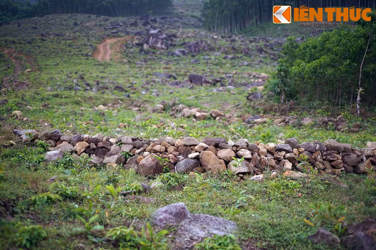 Theo các nhà nghiên cứu, ngôi làng này từng là nơi sinh sống của hơn 40 hộ dân với đầy đủ các thiết chế của ngôi làng Việt cách nay mấy trăm năm về trước với cổng làng, cây đa, giếng nước, miếu thờ…
