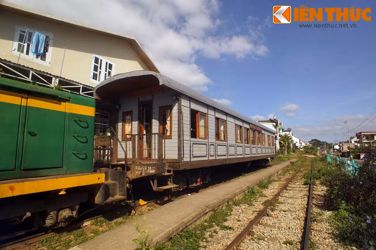 Toa tàu phục vụ hành khách là tòa tàu kiểu cổ, giống như những toa tàu từng chạy trên tuyến đường sắt Phan Rang - Đà Lạt một thế kỷ trước.