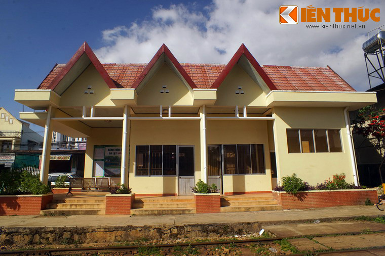 Ga Trại Mát đã được xây mới hoàn toàn, không còn dấu tích kiến trúc cũ như các ga Đa Thọ, Cầu Đất, Trạm Hành, Eo Gió... đang bỏ hoang.