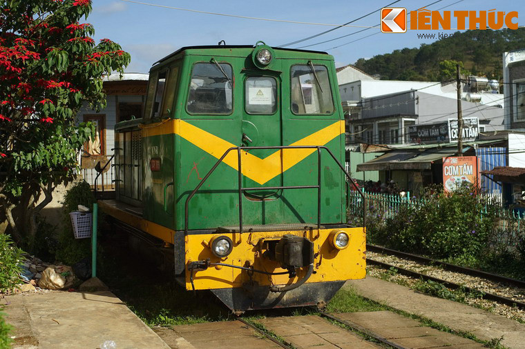 Tuyến đường sắt này được phục vụ bởi đầu máy xe lửa D4H thay cho đầu máy chạy bằng than củi thời xưa.