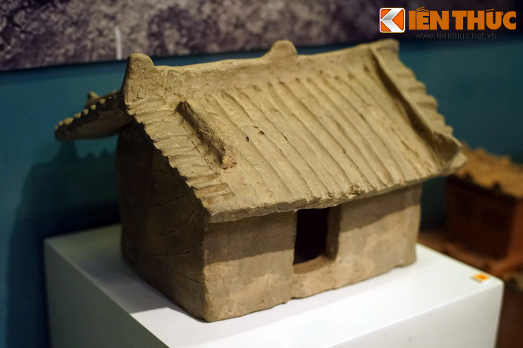 Mô hình nhà bằng đất nung, niên đại thế kỷ 1-3, khai quật tại Thiệu Dương, Thanh Hóa năm 1961. Mô hình nhà là đồ tùy táng phổ biến trong các ngôi mộ gạch 10 thế kỷ đầu công nguyên. Đây là những tư liệu quý để tìm hiểu về đời sống, xã hội, kiến trúc... Việt Nam thời kỳ này.